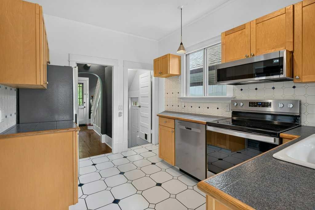 918 18 Avenue Se, Calgary, AB - Indoor Photo Showing Kitchen