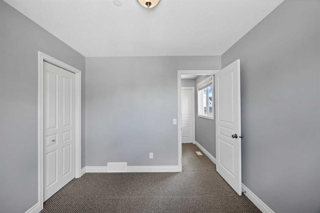 9 Mackenzie Way, Carstairs, AB