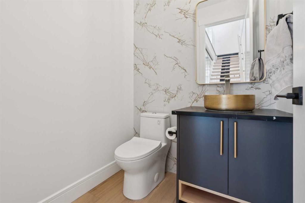 4216 16 Street Sw, Calgary, AB - Indoor Photo Showing Bathroom