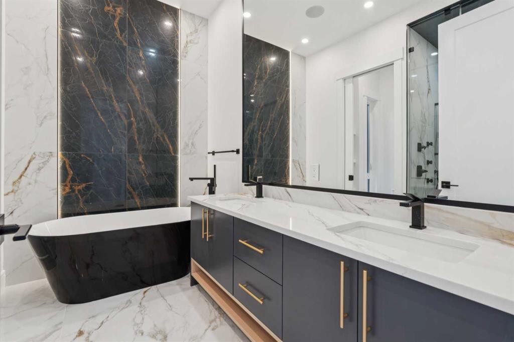4216 16 Street Sw, Calgary, AB - Indoor Photo Showing Bathroom