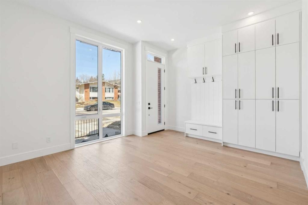4216 16 Street Sw, Calgary, AB - Indoor Photo Showing Other Room