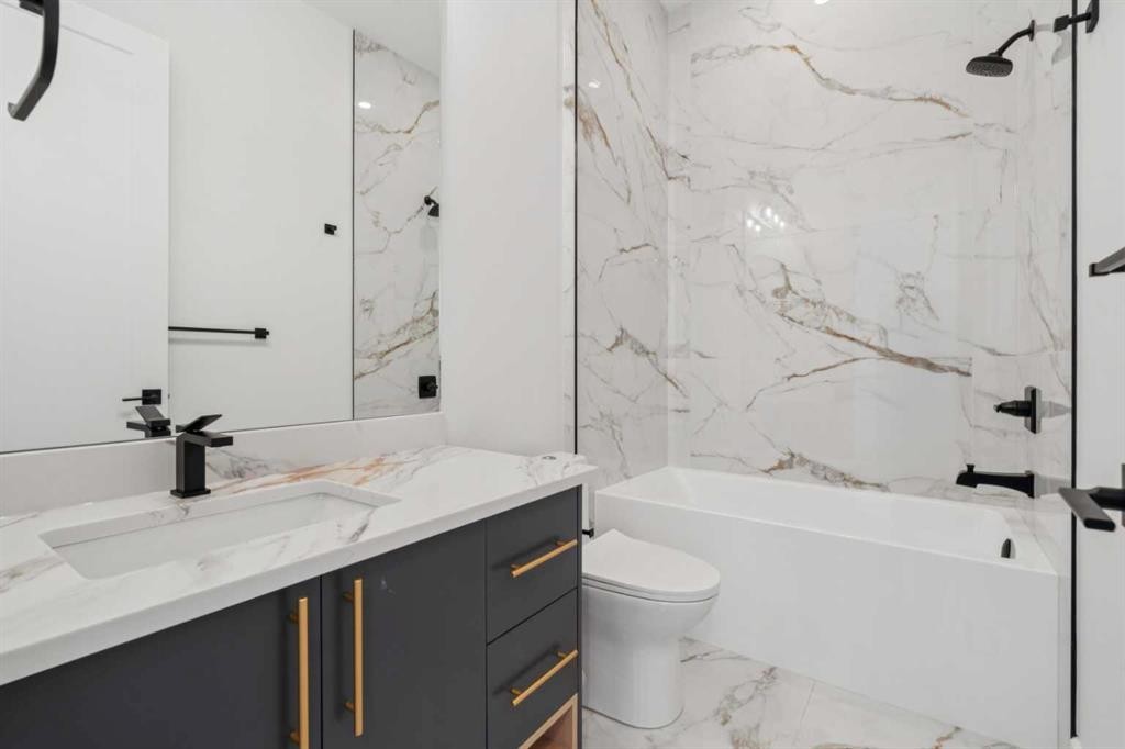 4216 16 Street Sw, Calgary, AB - Indoor Photo Showing Bathroom