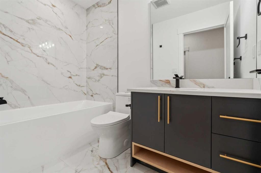 4216 16 Street Sw, Calgary, AB - Indoor Photo Showing Bathroom