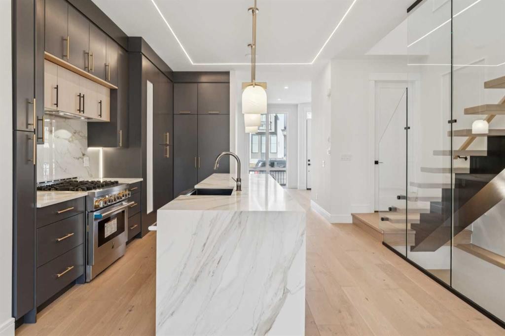 4216 16 Street Sw, Calgary, AB - Indoor Photo Showing Kitchen With Upgraded Kitchen