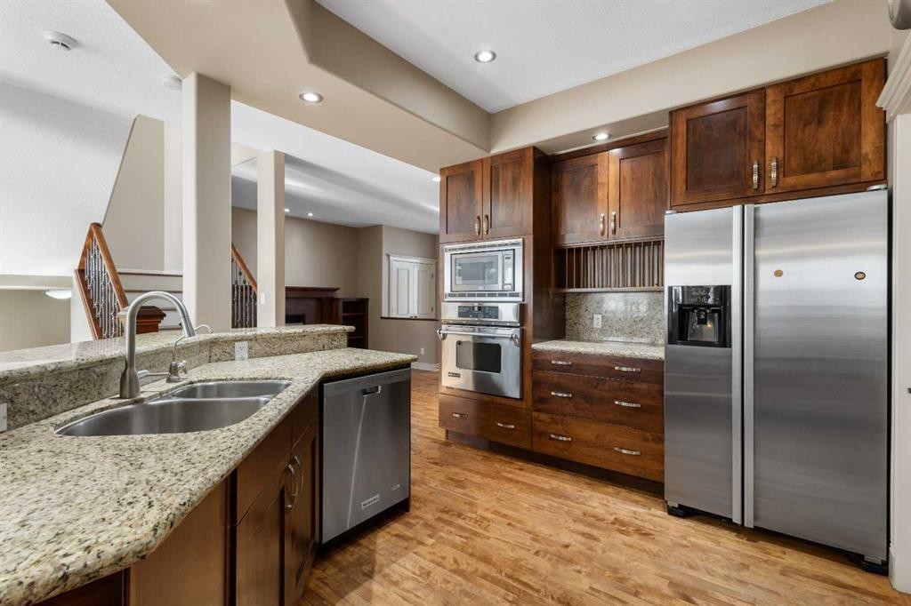 75 Discovery Ridge Mount Sw, Calgary, AB - Indoor Photo Showing Kitchen With Double Sink