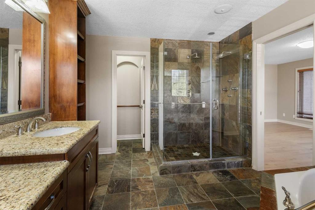 75 Discovery Ridge Mount Sw, Calgary, AB - Indoor Photo Showing Bathroom
