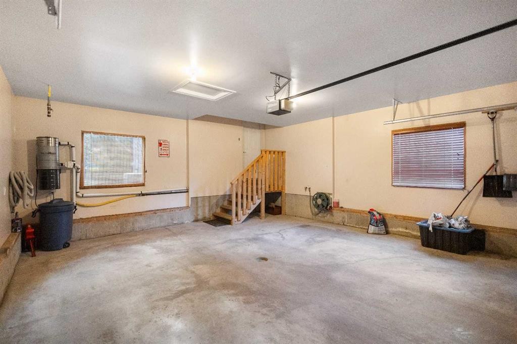 75 Discovery Ridge Mount Sw, Calgary, AB - Indoor Photo Showing Garage