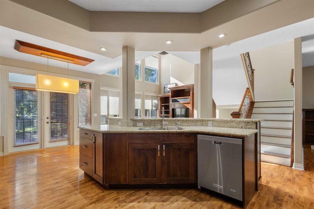 75 Discovery Ridge Mount Sw, Calgary, AB - Indoor Photo Showing Kitchen With Double Sink