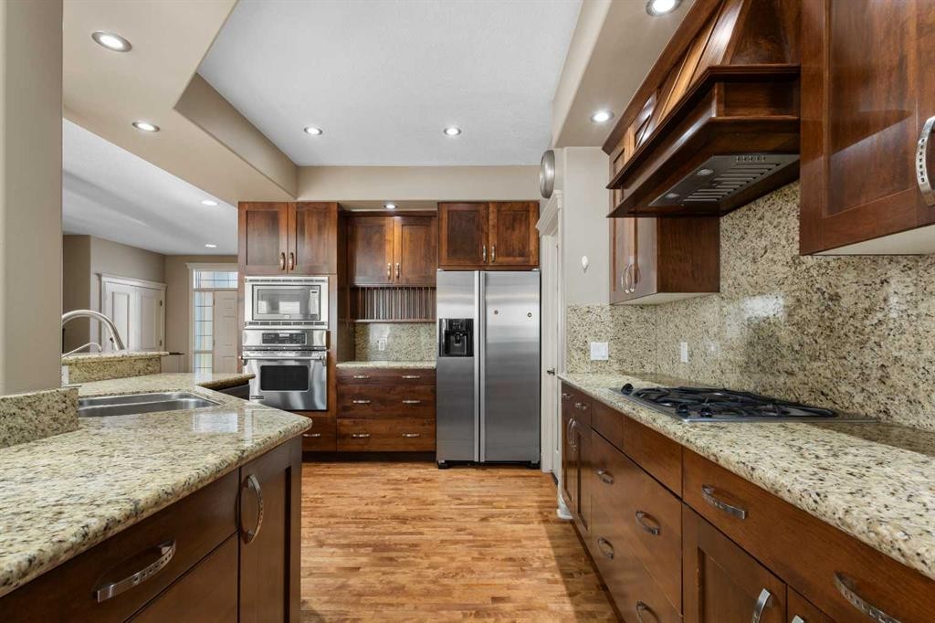 75 Discovery Ridge Mount Sw, Calgary, AB - Indoor Photo Showing Kitchen With Upgraded Kitchen