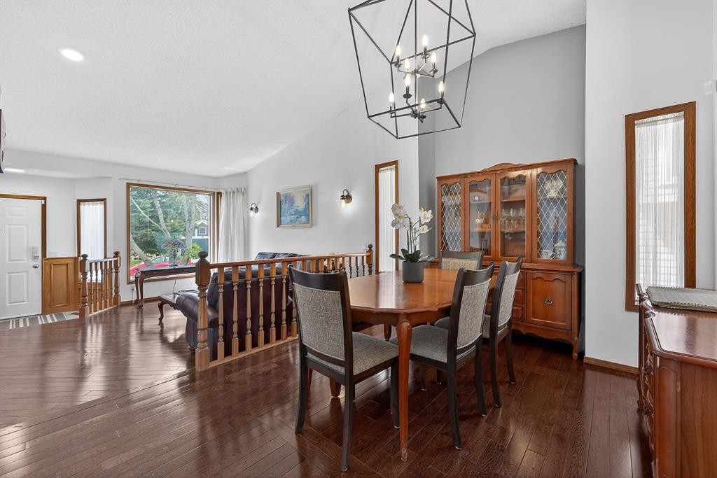70 Pasadena Gardens Ne, Calgary, AB - Indoor Photo Showing Dining Room