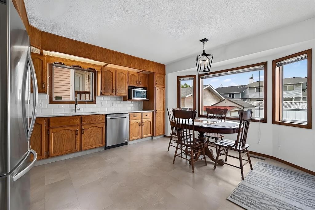 70 Pasadena Gardens Ne, Calgary, AB - Indoor Photo Showing Other Room