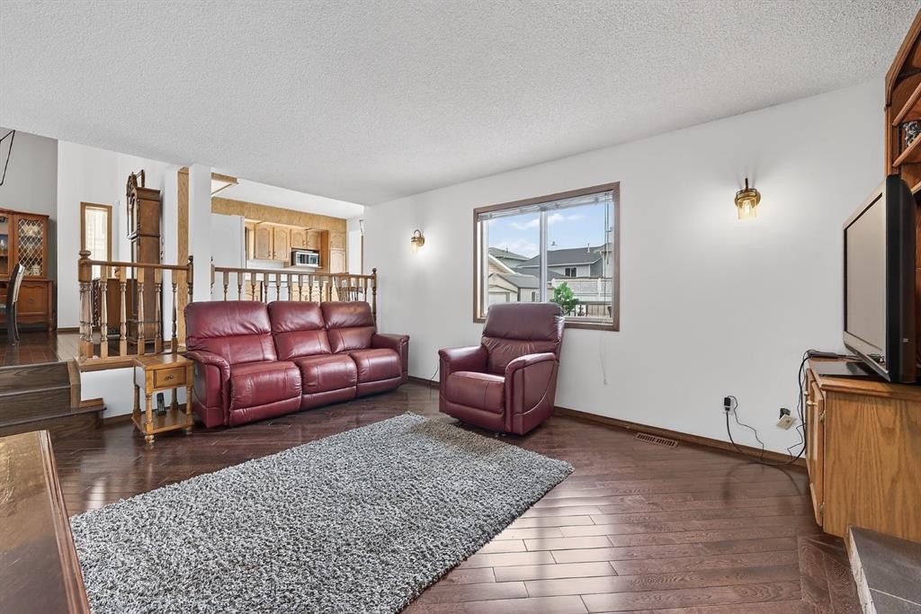 70 Pasadena Gardens Ne, Calgary, AB - Indoor Photo Showing Living Room