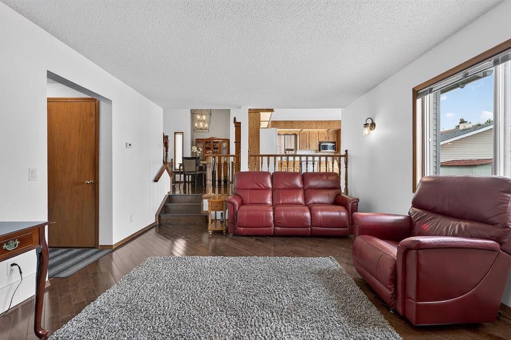 70 Pasadena Gardens Ne, Calgary, AB - Indoor Photo Showing Living Room