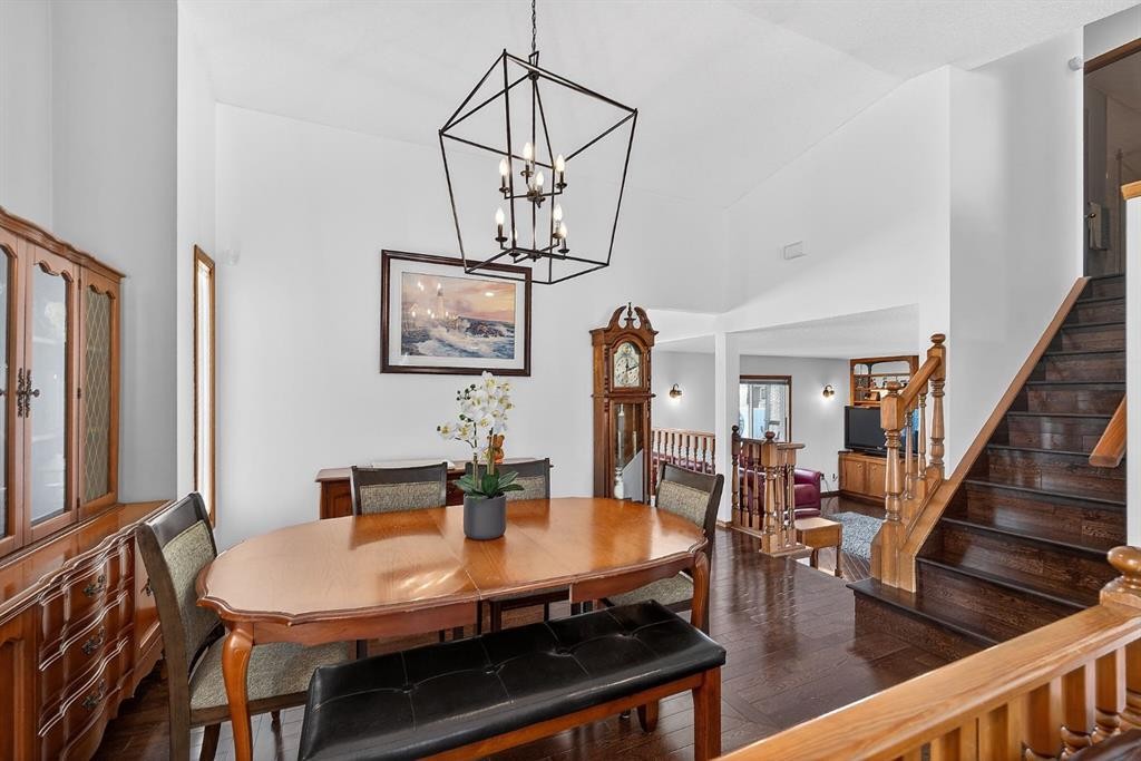 70 Pasadena Gardens Ne, Calgary, AB - Indoor Photo Showing Dining Room