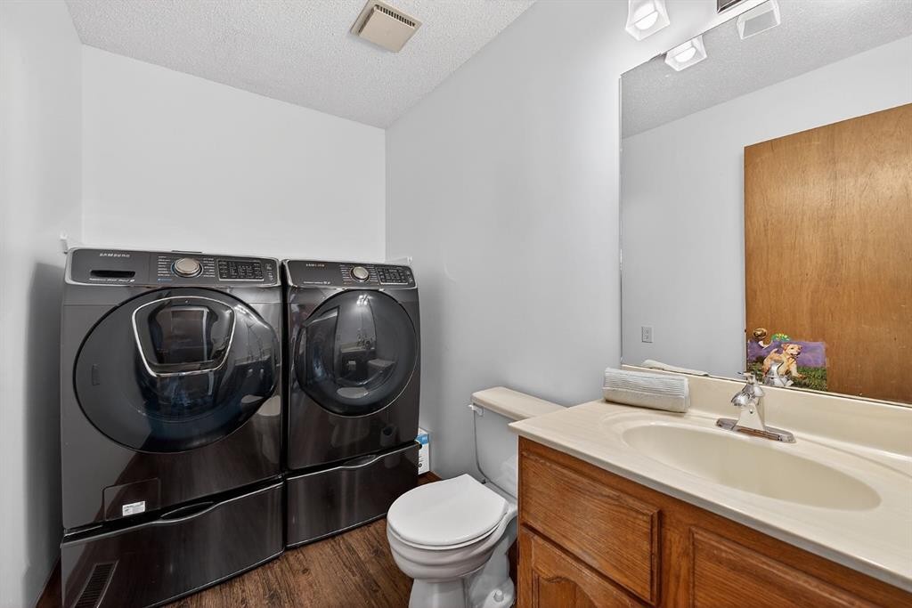 70 Pasadena Gardens Ne, Calgary, AB - Indoor Photo Showing Laundry Room