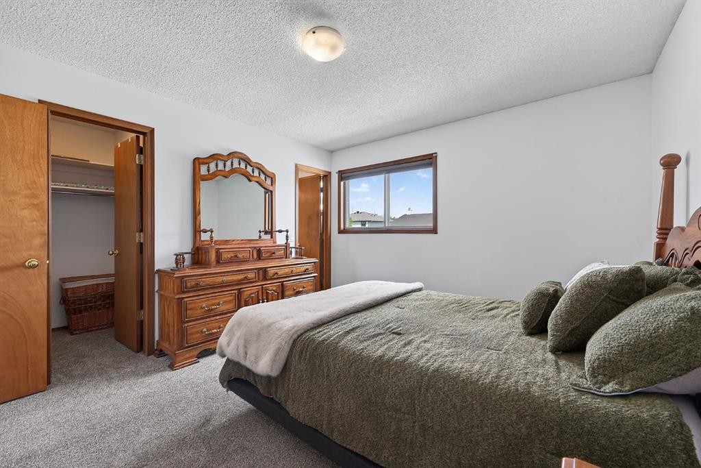 70 Pasadena Gardens Ne, Calgary, AB - Indoor Photo Showing Bedroom