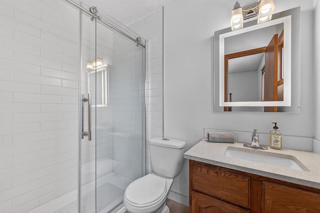 70 Pasadena Gardens Ne, Calgary, AB - Indoor Photo Showing Bathroom