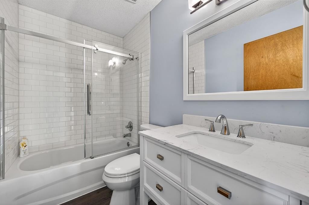 70 Pasadena Gardens Ne, Calgary, AB - Indoor Photo Showing Bathroom