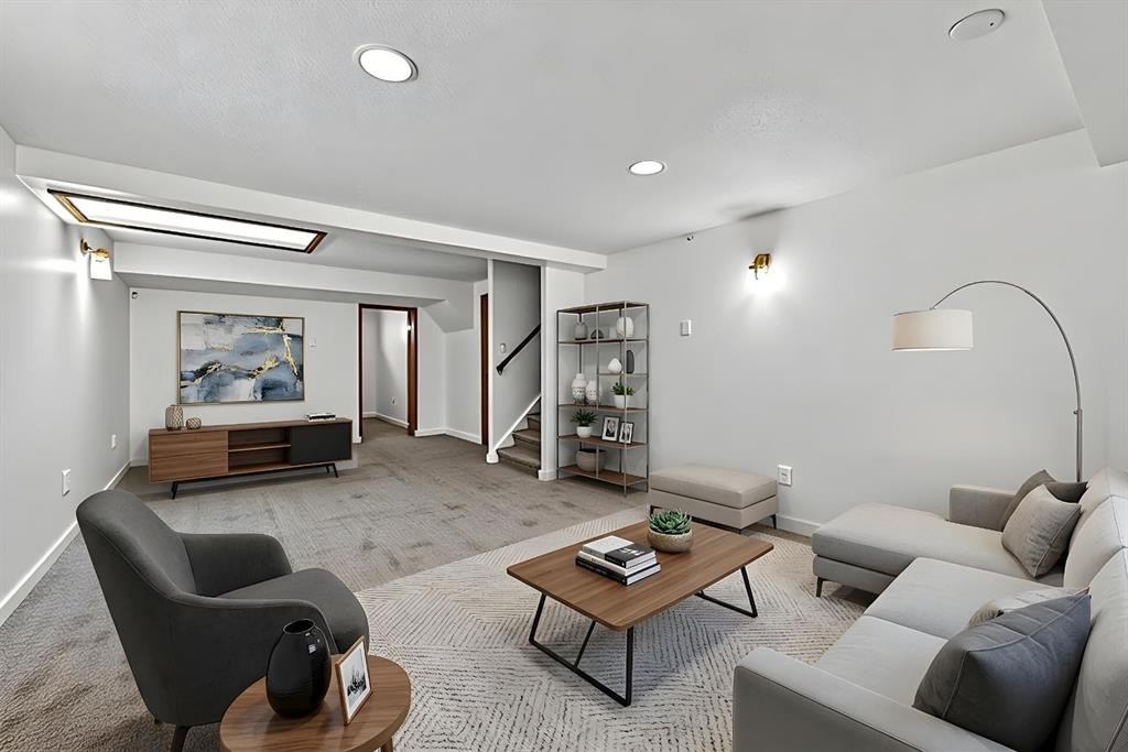 70 Pasadena Gardens Ne, Calgary, AB - Indoor Photo Showing Living Room