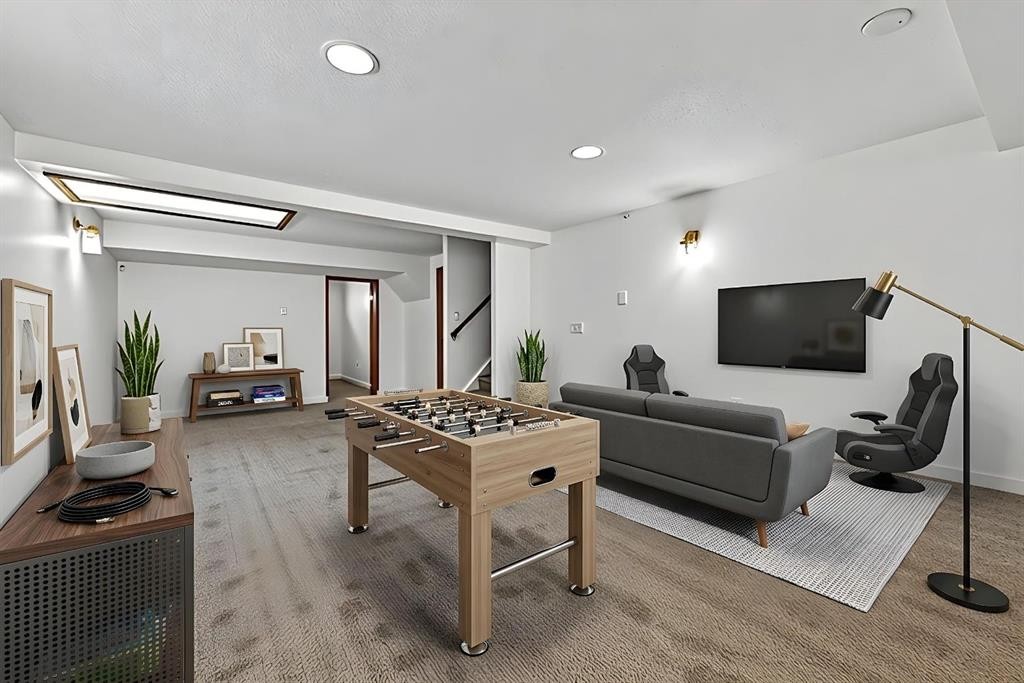 70 Pasadena Gardens Ne, Calgary, AB - Indoor Photo Showing Other Room