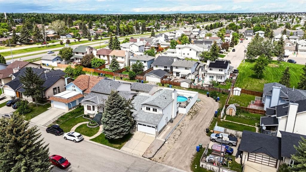 70 Pasadena Gardens Ne, Calgary, AB - Outdoor With View