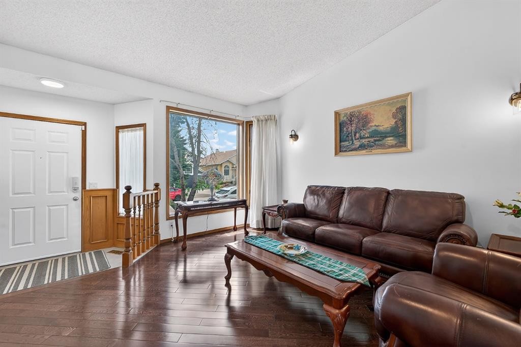 70 Pasadena Gardens Ne, Calgary, AB - Indoor Photo Showing Living Room