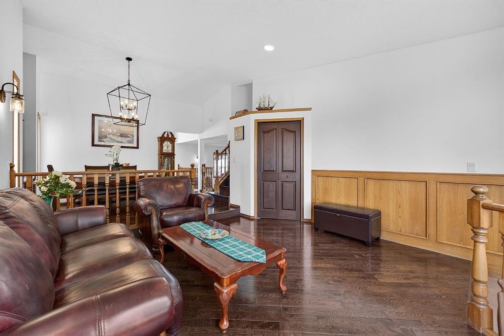 70 Pasadena Gardens Ne, Calgary, AB - Indoor Photo Showing Living Room