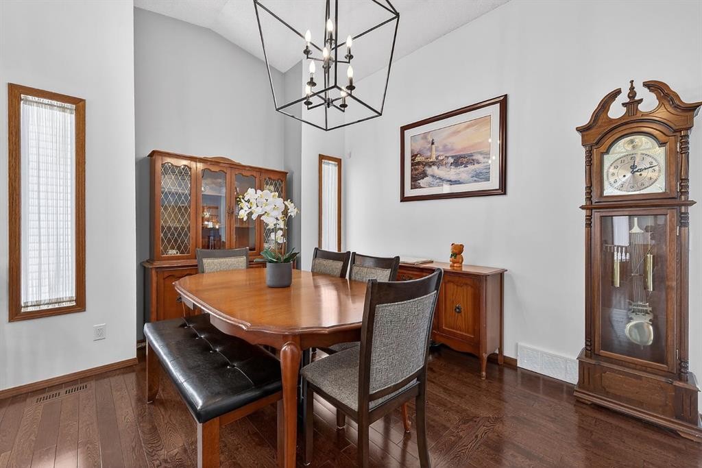 70 Pasadena Gardens Ne, Calgary, AB - Indoor Photo Showing Dining Room