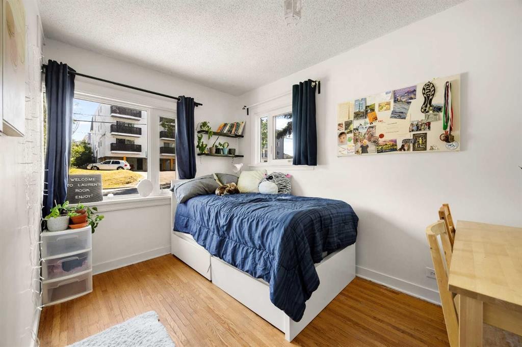 2507 15A Street Sw, Calgary, AB - Indoor Photo Showing Bedroom