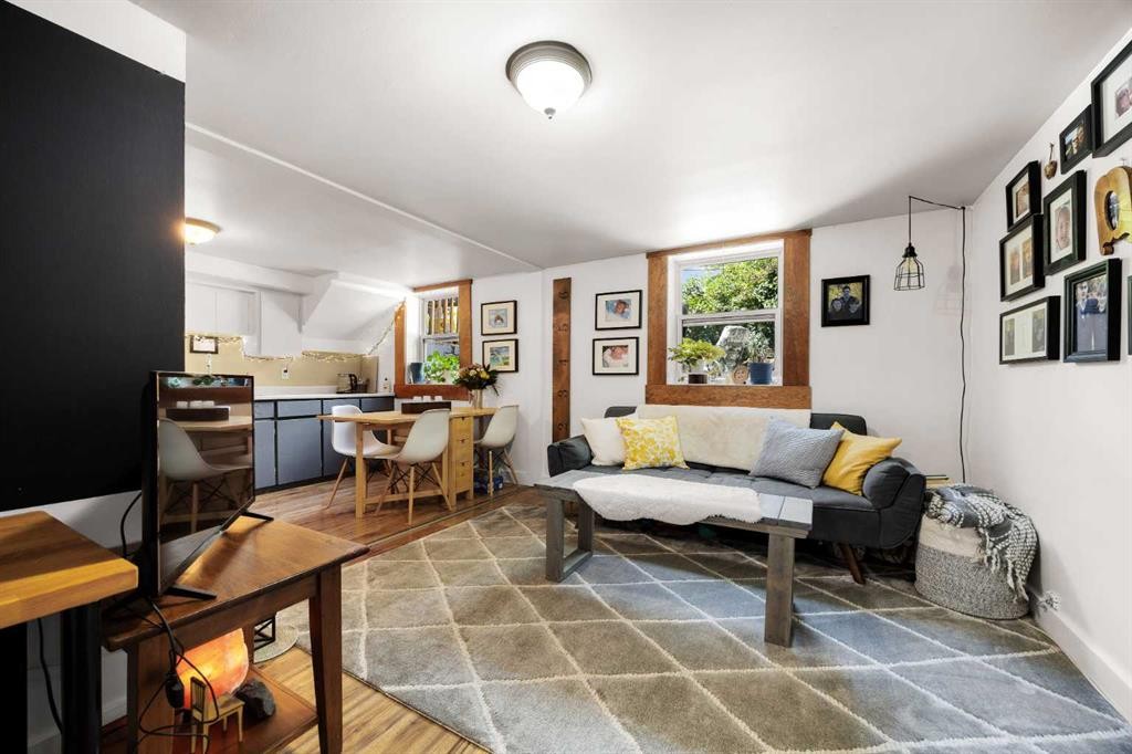 2507 15A Street Sw, Calgary, AB - Indoor Photo Showing Other Room