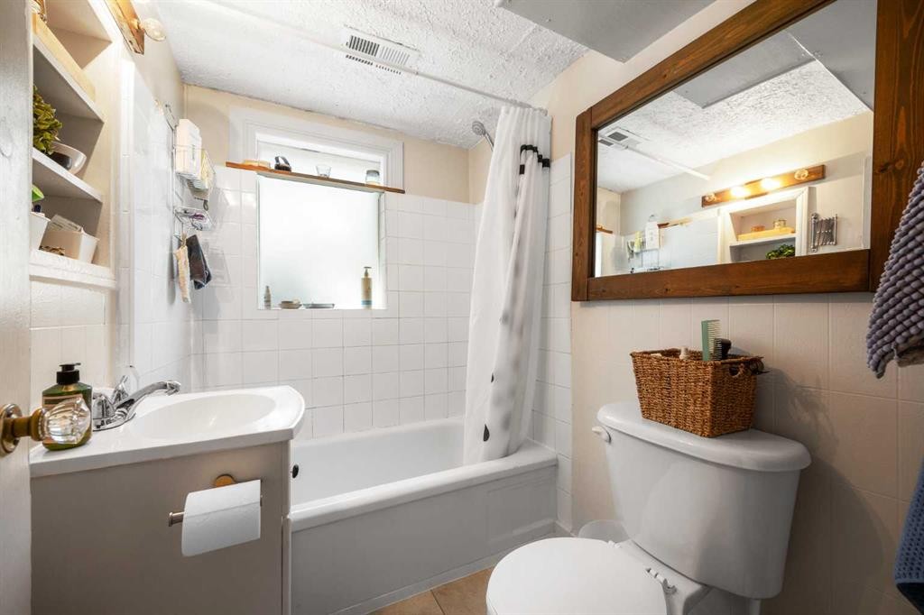 2507 15A Street Sw, Calgary, AB - Indoor Photo Showing Bathroom