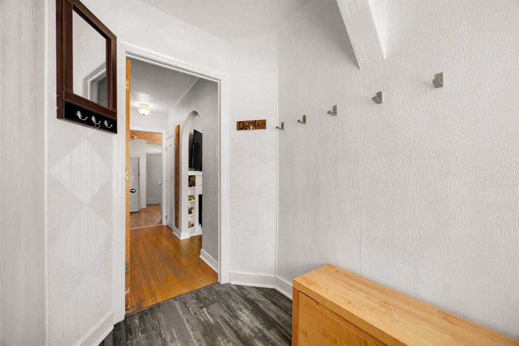2507 15A Street Sw, Calgary, AB - Indoor Photo Showing Other Room