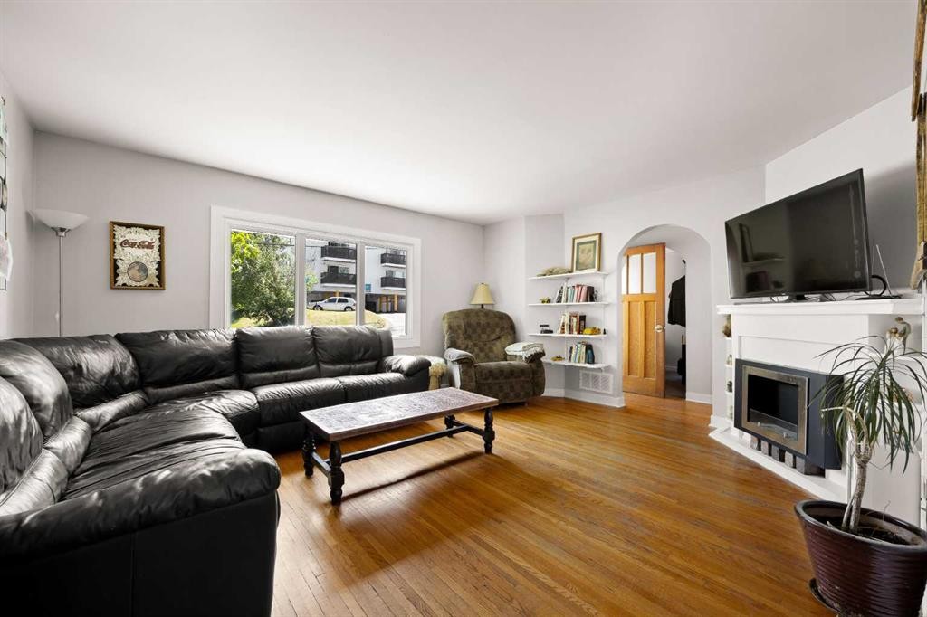 2507 15A Street Sw, Calgary, AB - Indoor Photo Showing Living Room With Fireplace