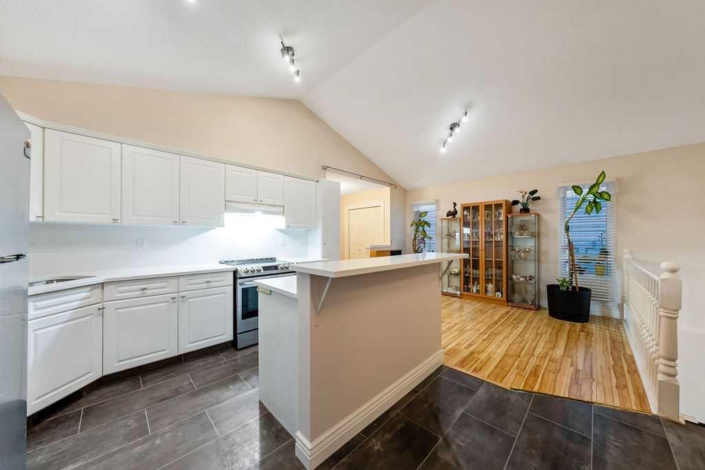 2016 Country Hills Circle Nw, Calgary, AB - Indoor Photo Showing Kitchen