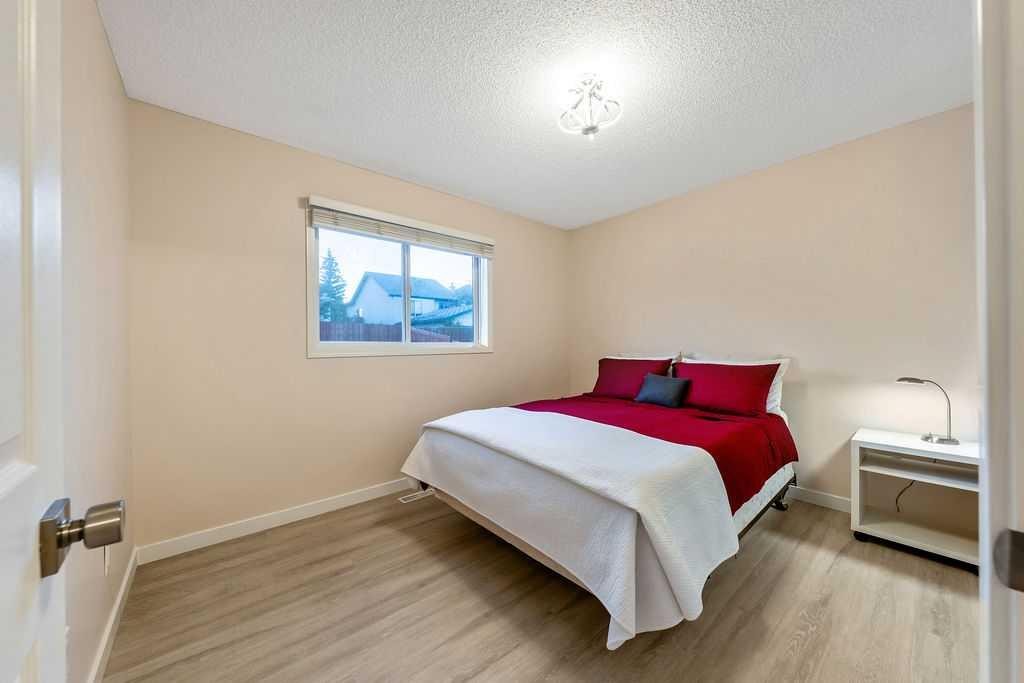 2016 Country Hills Circle Nw, Calgary, AB - Indoor Photo Showing Bedroom
