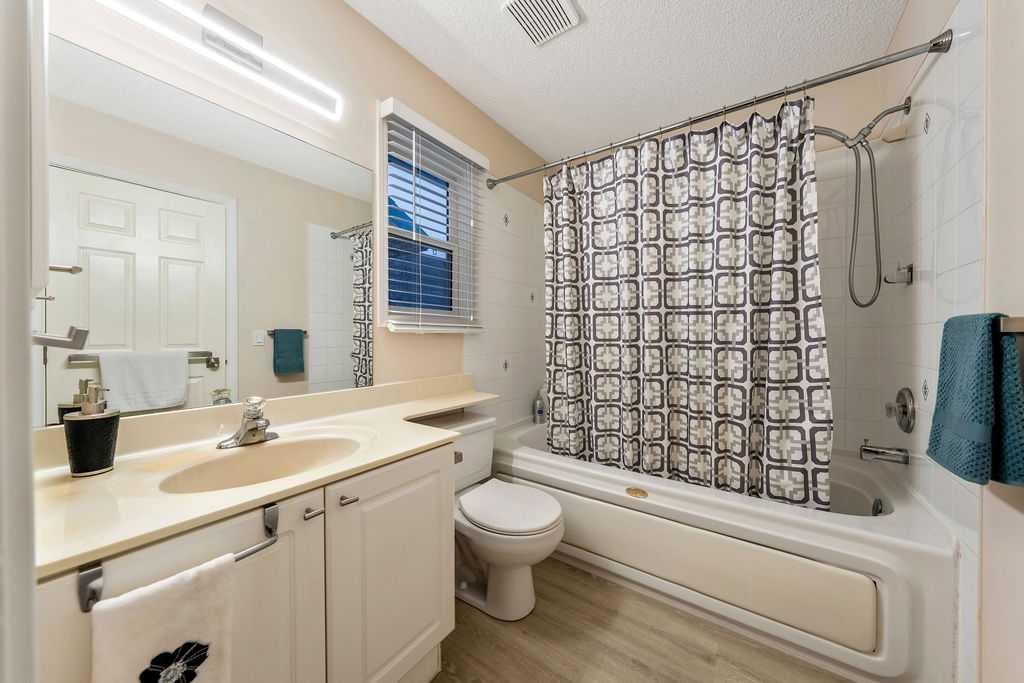 2016 Country Hills Circle Nw, Calgary, AB - Indoor Photo Showing Bathroom