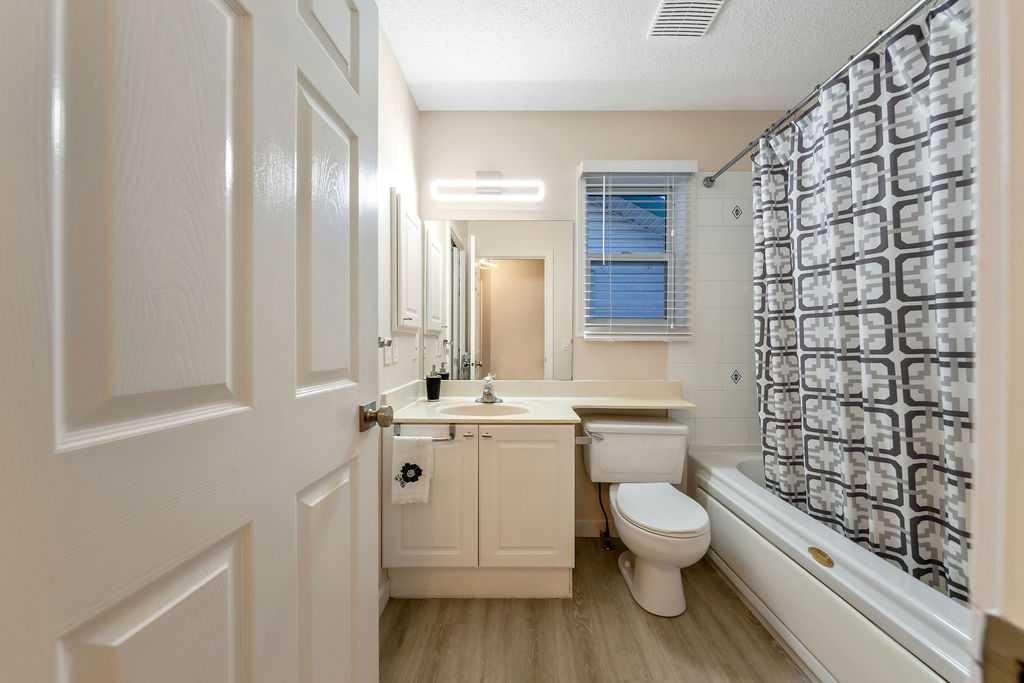 2016 Country Hills Circle Nw, Calgary, AB - Indoor Photo Showing Bathroom