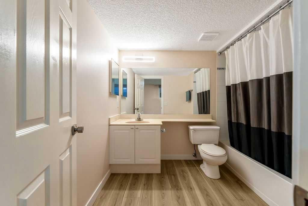 2016 Country Hills Circle Nw, Calgary, AB - Indoor Photo Showing Bathroom