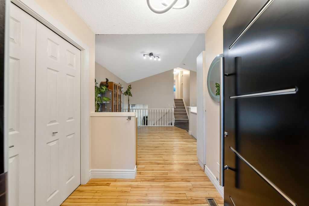 2016 Country Hills Circle Nw, Calgary, AB - Indoor Photo Showing Other Room