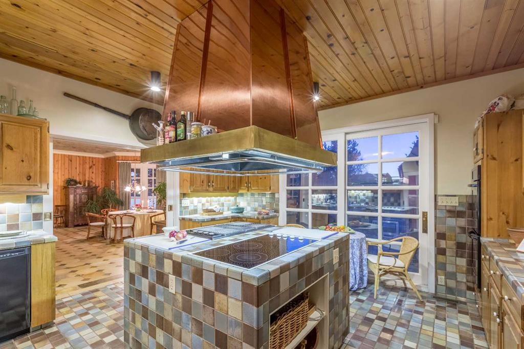 41320 Range Road 232, Rural Lacombe County, AB - Indoor Photo Showing Kitchen