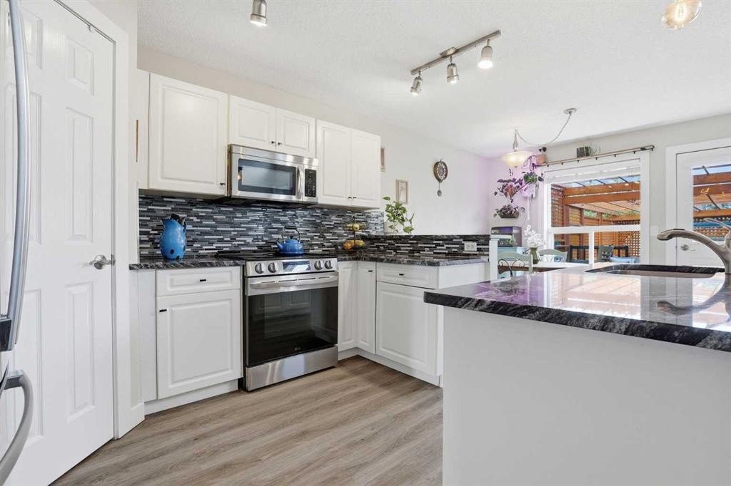 121 Canoe Square Sw, Airdrie, AB