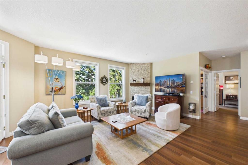 254-3000 Marda Link Sw, Calgary, AB - Indoor Photo Showing Living Room