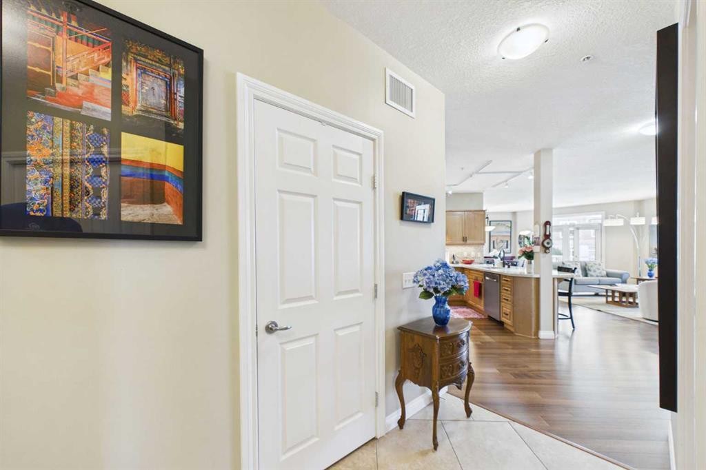254-3000 Marda Link Sw, Calgary, AB - Indoor Photo Showing Other Room