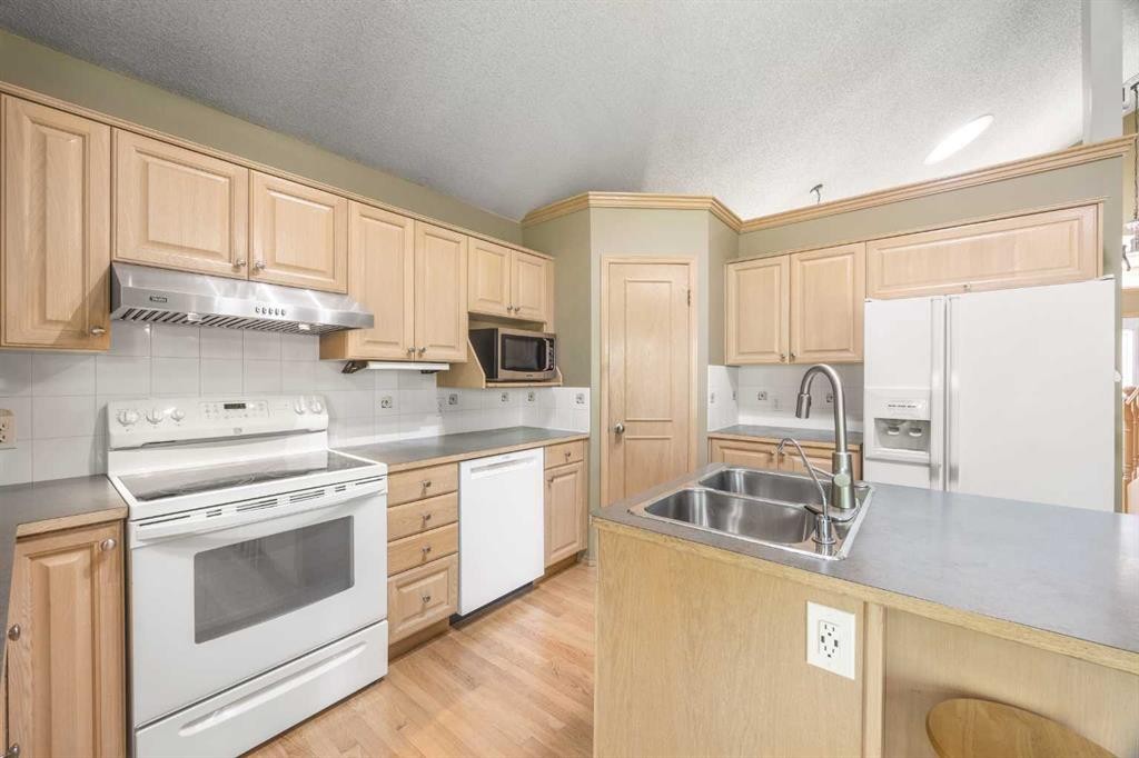 46 Sandalwood Heights Nw, Calgary, AB