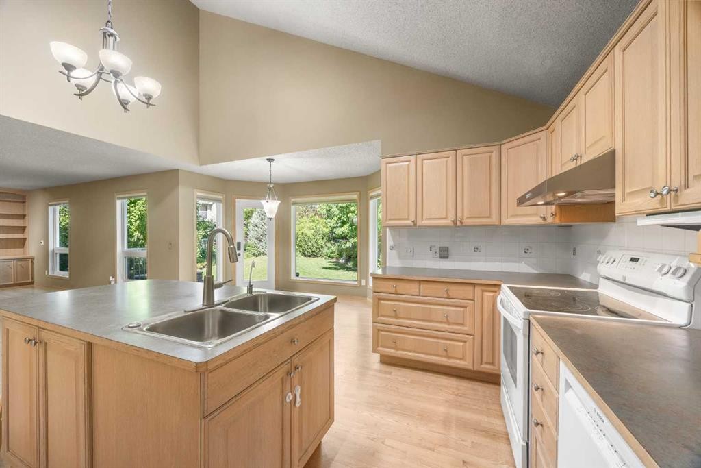 46 Sandalwood Heights Nw, Calgary, AB