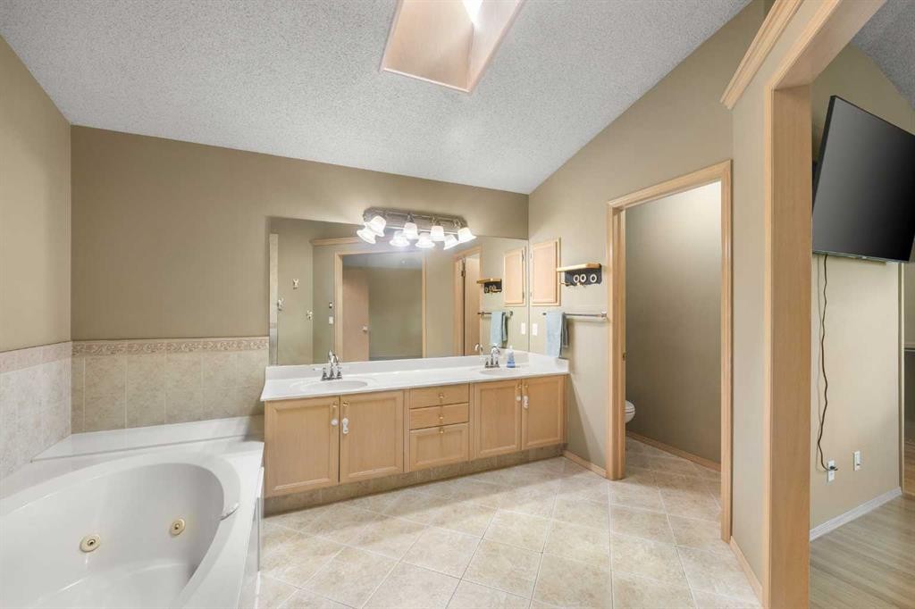 46 Sandalwood Heights Nw, Calgary, AB