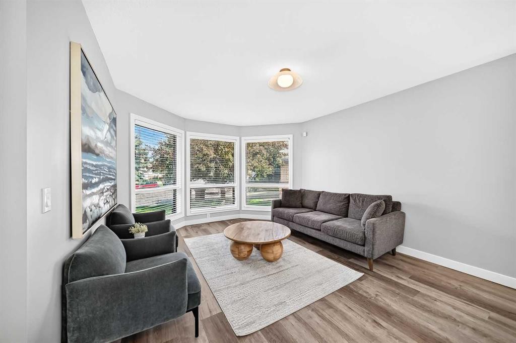 47 Canterbury Court Sw, Calgary, AB - Indoor Photo Showing Living Room