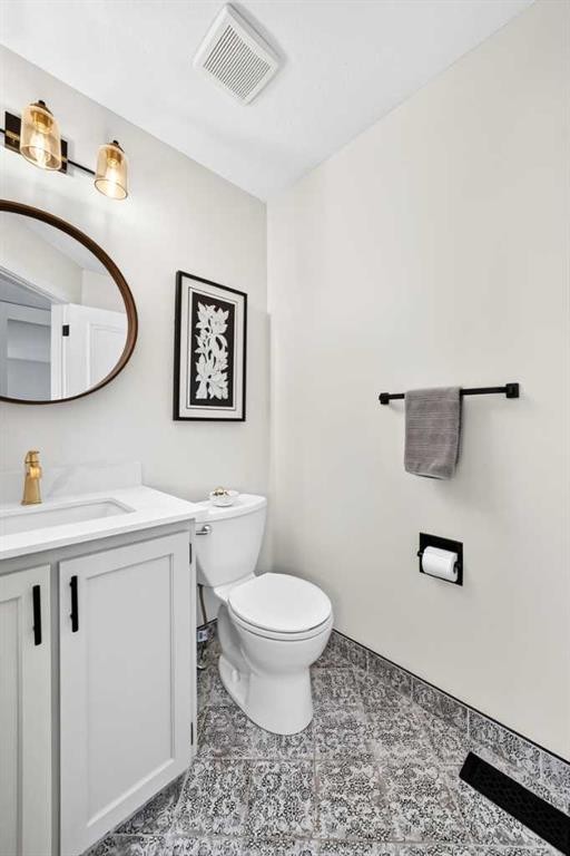 47 Canterbury Court Sw, Calgary, AB - Indoor Photo Showing Bathroom