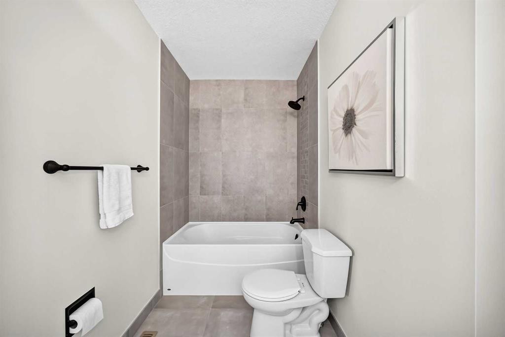 47 Canterbury Court Sw, Calgary, AB - Indoor Photo Showing Bathroom