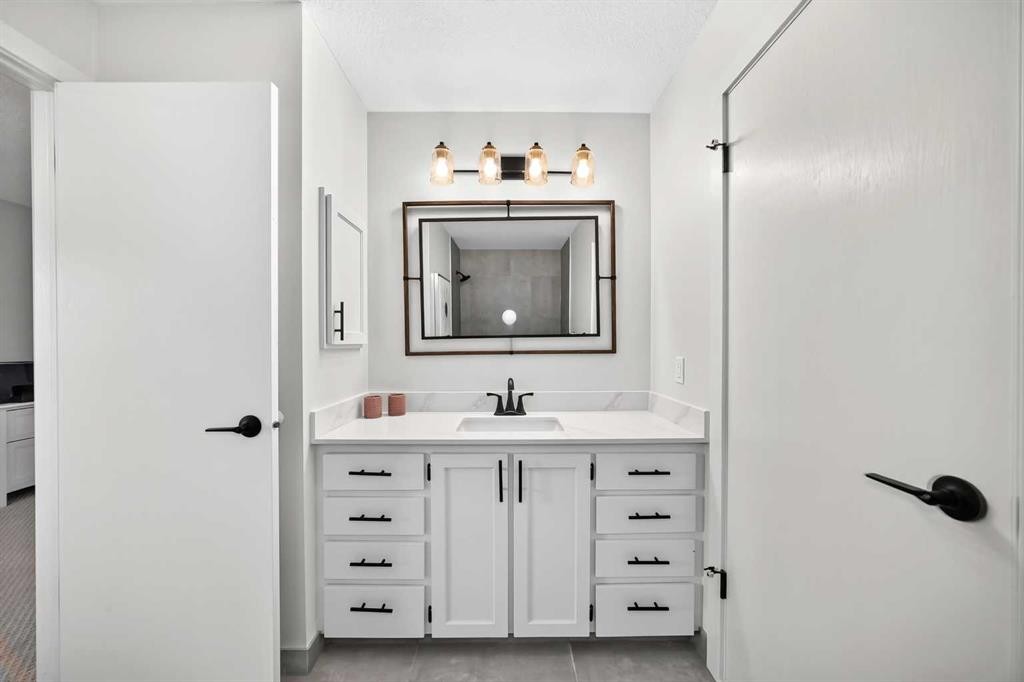 47 Canterbury Court Sw, Calgary, AB - Indoor Photo Showing Bathroom